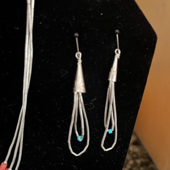 Silver necklace and 2 pair of earrings - Picture 3 of 4